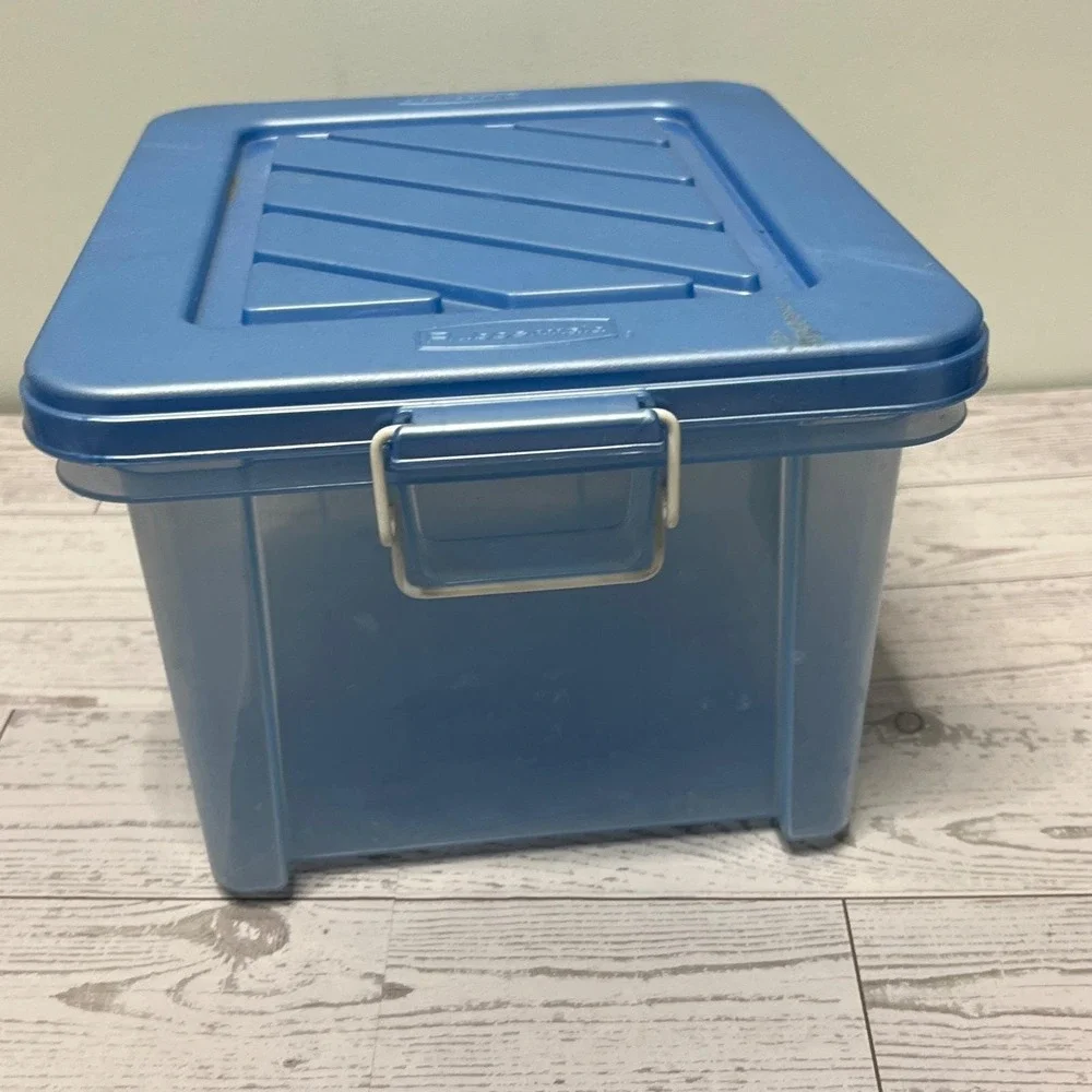 Rubbermaid Keepers Latch Box Blue Storage Container 3.7 Quart 9.5x7.5 in Clear